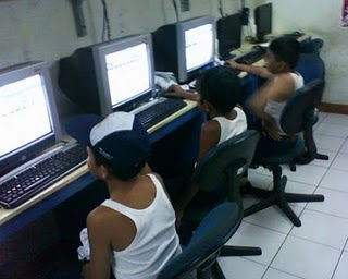 http://1.bp.blogspot.com/_IYSQyOUfiLw/TTVnd7aa9FI/AAAAAAAAAEQ/orA6cShSXNE/s320/aneh.jpg