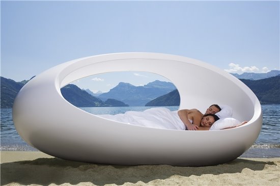 [egg-bed-beach.jpg]