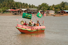 Perahu berhias pasukan RELA Kota Belud.