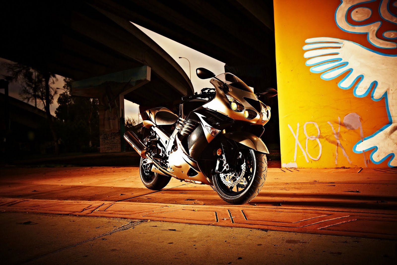 [2010-Kawasaki-Ninja-ZX-14-Motorcycle-Wallpaper.jpg]