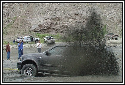 [expedition+stuck+in+mud.jpg]