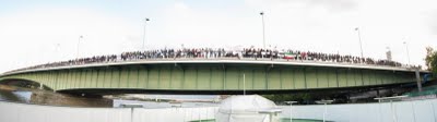 عکس :  زنجیره ‎ی انسانی بر رود راین در کلن شنبه 3 مرداد