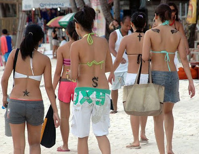 Get a henna tattoo in Boracay. The crowning glory of Philippine beaches,