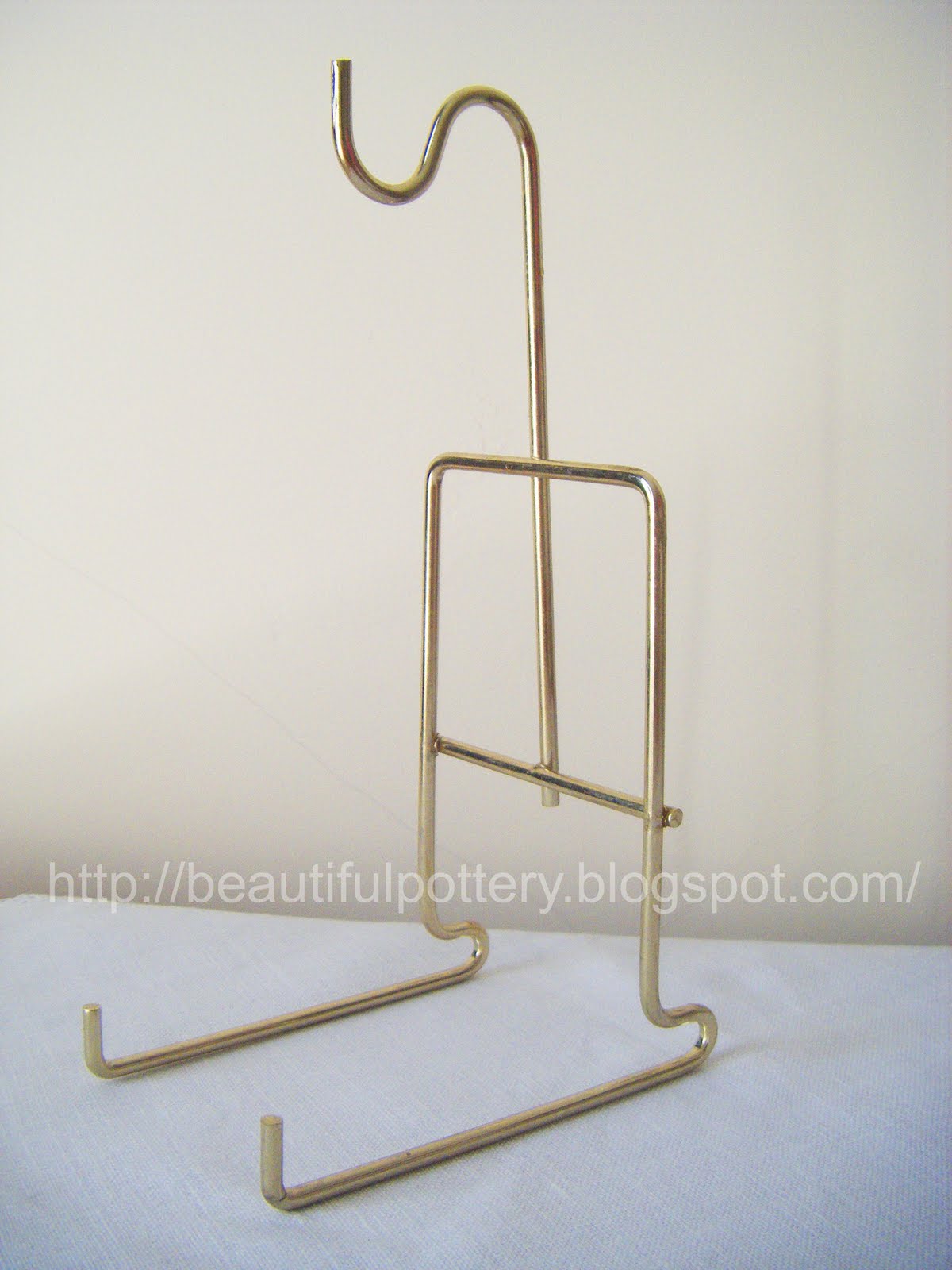 BEAUTIFUL POTTERY Cup & Saucer Stand RM 15