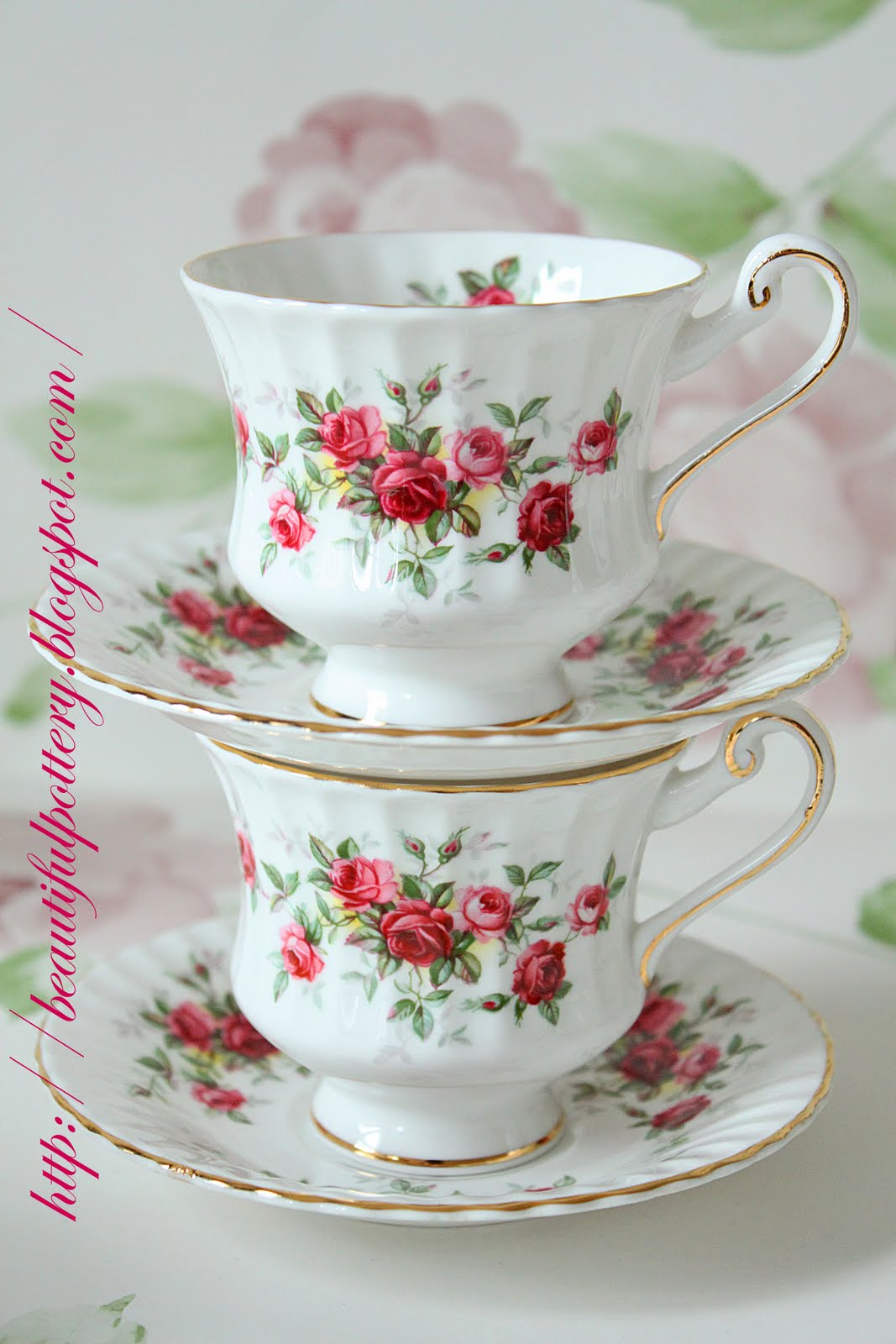 BEAUTIFUL POTTERY Roses Set