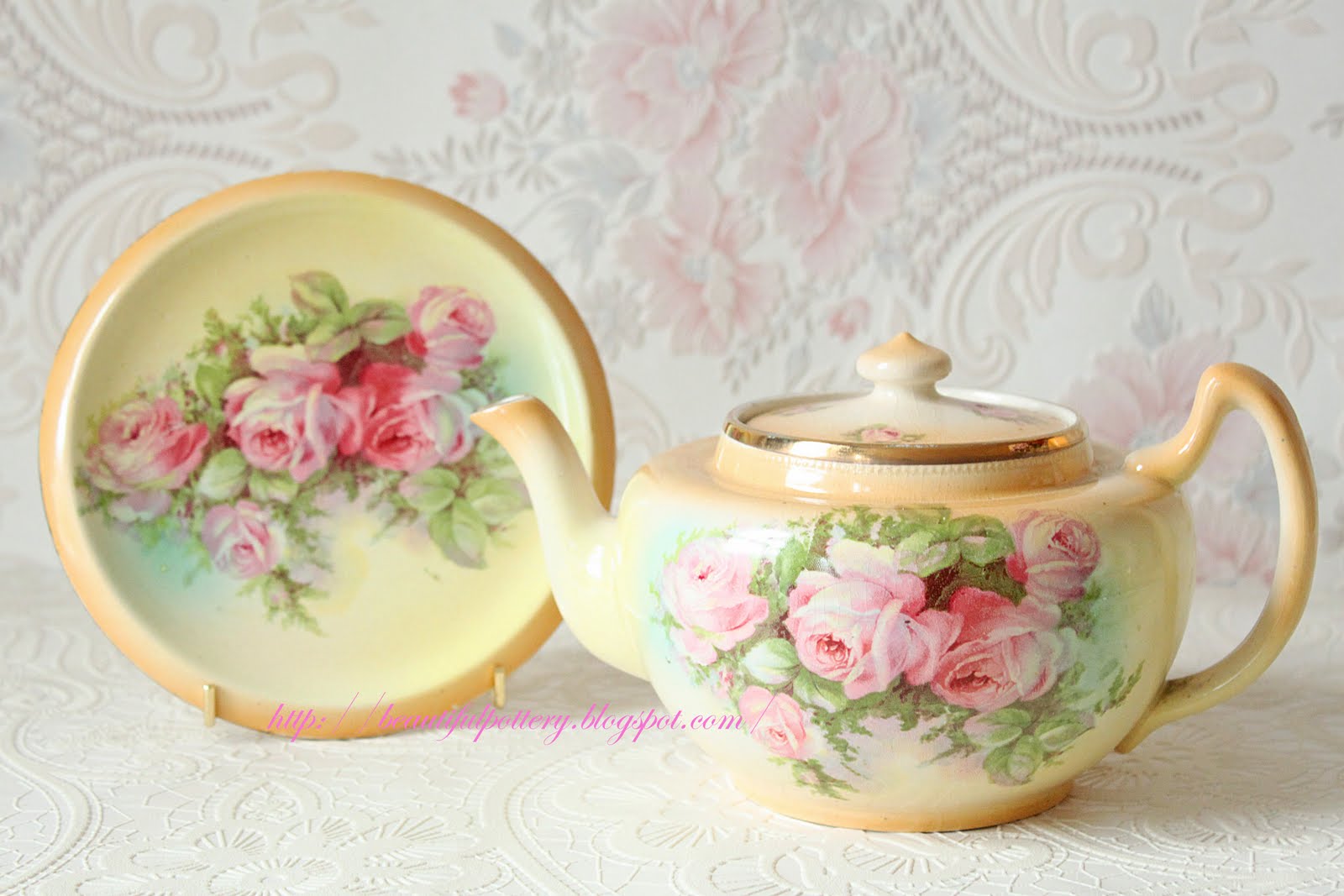 BEAUTIFUL POTTERY Vintage Teapot with Stand