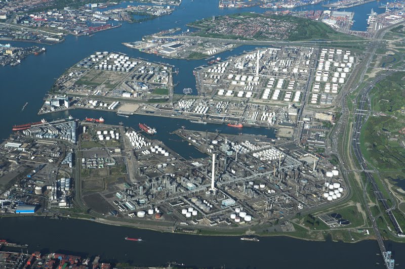 Não podíamos terei o medo evoluir a região ser mais positivo podíamos ganhamos a riqueza dei o poder ajudar a economia nacional Port+of+Rotterdam_aerial1