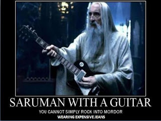 Pova diselo tu a saruman APIIT+Saruman+guitar+jeans+caption