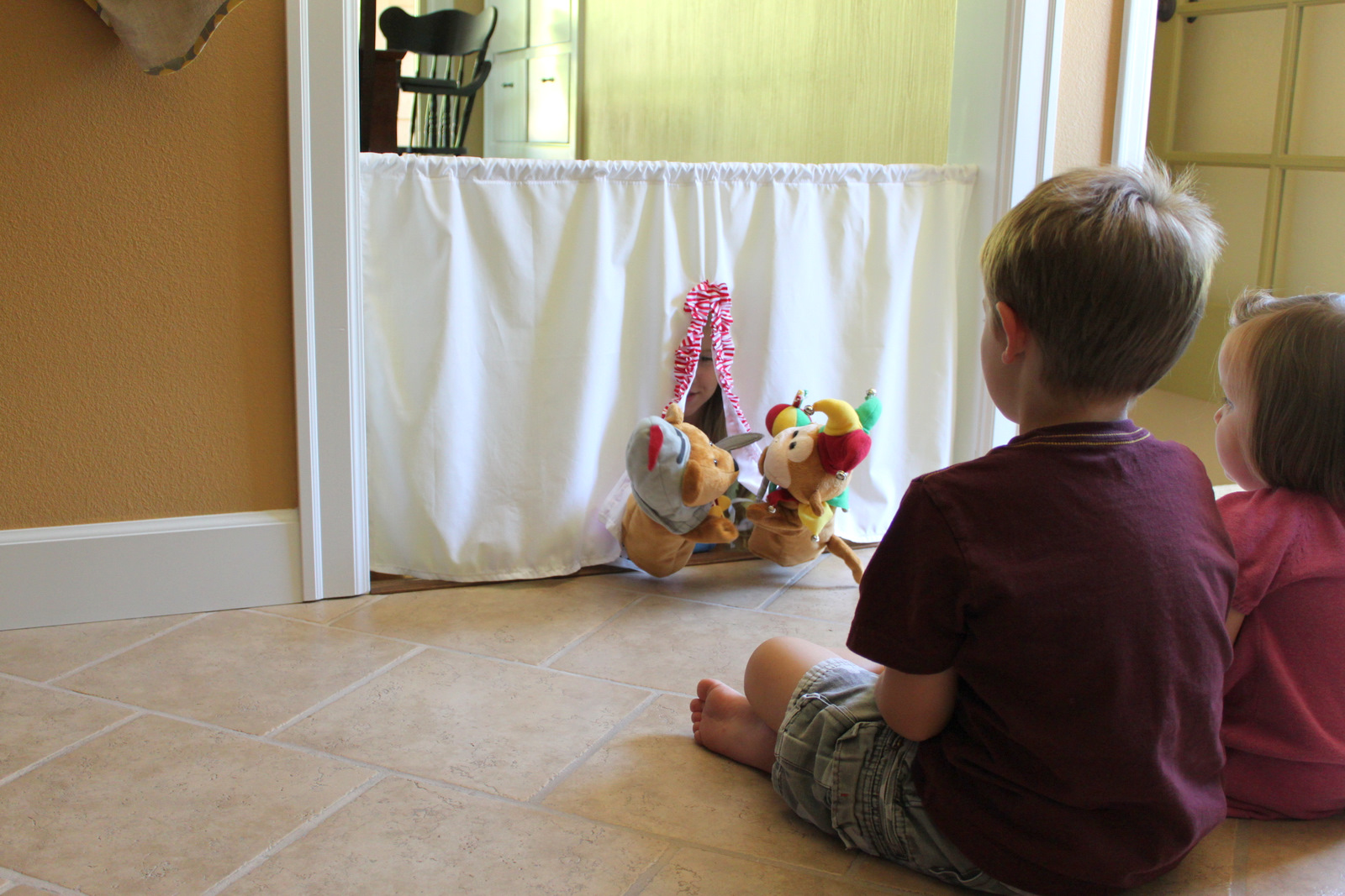 Yvonne Byatt's Family Fun MAKE YOUR OWN DOORWAY PUPPET THEATRE