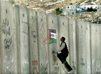 [palestino_pinta_bandera_Palestina_muro_separacion.jpg]