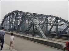 [Haizhu+Bridge.jpg]