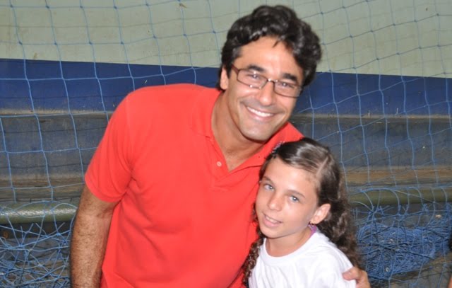 Luciano com uma das atrizes mirim da peça.