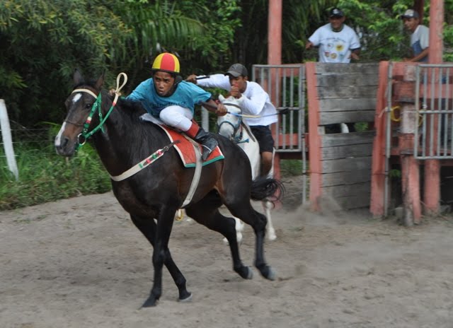 Foto da Corrida de Cavalos realizada no sábado de aleluia no Clube de Vaqueiros Velho Bahia, em Mucajaí