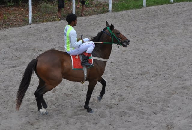 Foto da Corrida de Cavalos realizada no sábado de aleluia no Clube de Vaqueiros Velho Bahia, em Mucajaí
