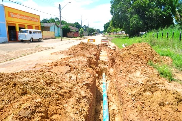 Foi aberto um grande buraco na avenida para a troca dos canos