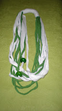 Verde e branco com missangas madeira verde