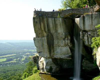 Lookout Mountain, actually a plateau, is located at the northwest corner of 