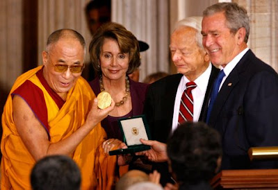 Cherchez l'erreur Hillary Clinton The+Dalai++Lama+with+George+w+bush+presenting+the+Congressional+Gold+Medal