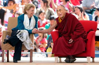 Cherchez l'erreur Hillary Clinton The+Dalai+Lama+with+with+Hillary+Clinton+%28The+United+States+Secretary+of+State%29