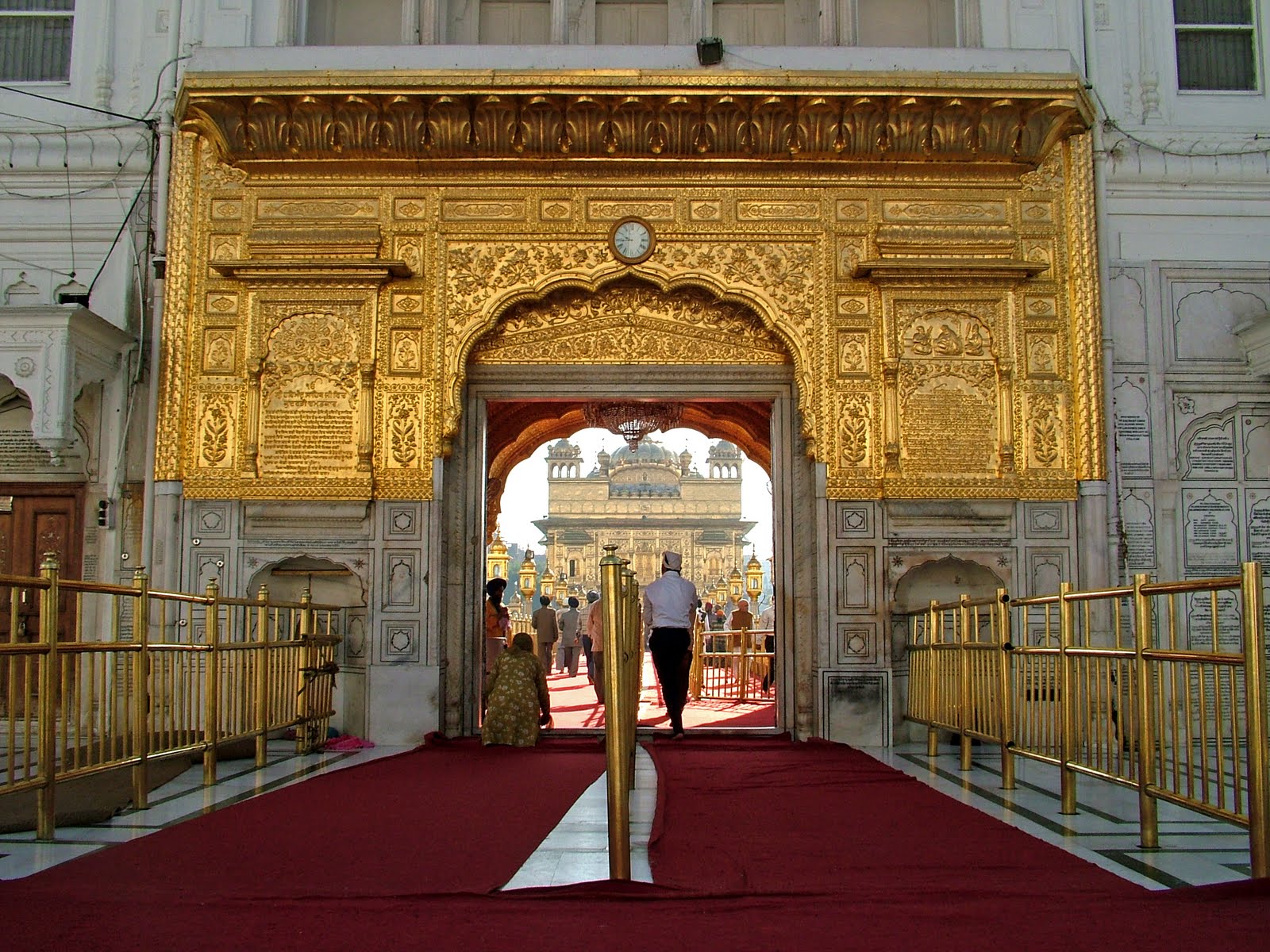 http://1.bp.blogspot.com/_K4XQxVMx9z8/TRJQmYb1mSI/AAAAAAAABgY/UsiFl9bN4Ck/s1600/Entrance_to_Golden_Temple%252C_Amritsar.jpg