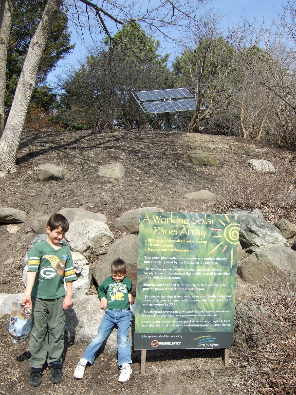 [17mar2009_reeve_kyle_solarpanel_milwaukeezoo.JPG]