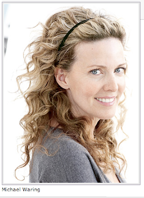Taylor Swift for her long hair wore a beautiful curly hairstyle Taylor Swift for her long hair wore a beautiful curly hairstyle