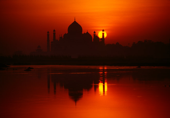[India_Taj_Mahal_at_sunrise_sized.jpg]