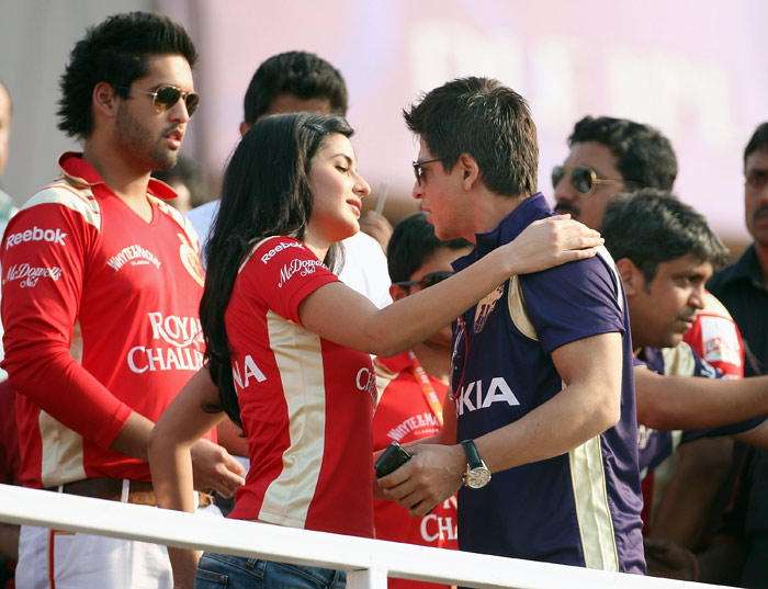 katrina kaif hugs SRK katrina SRK hugs