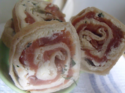 Articole culinare : rulouri cu somon afumat (smoked salmon rolls)