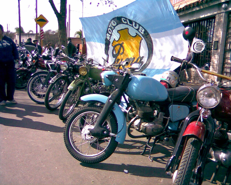 LAS MOTOS DEL CLUB Y LA BANDERA