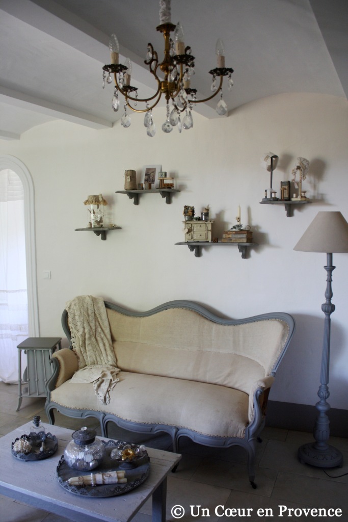 The lounge-library room of the guest house Un Cœur très Nature in France