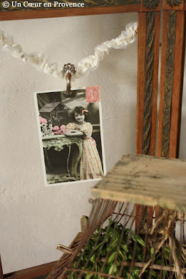 Carte postale ancienne petite fille et oiseau dans une cage
