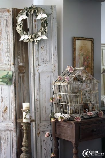 Mise en scène avec de vieux volets d'intérieur et une cage à oiseaux
