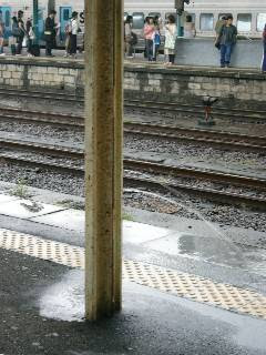 雨どいの穴から噴水