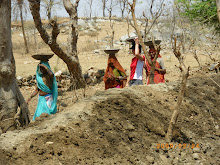 INDIA: Women balancing their Tdagari