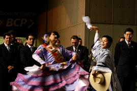 COLORIDO BAILE DELEITÓ A VISITANTES