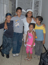 Nahomy Sharay con sus amigos