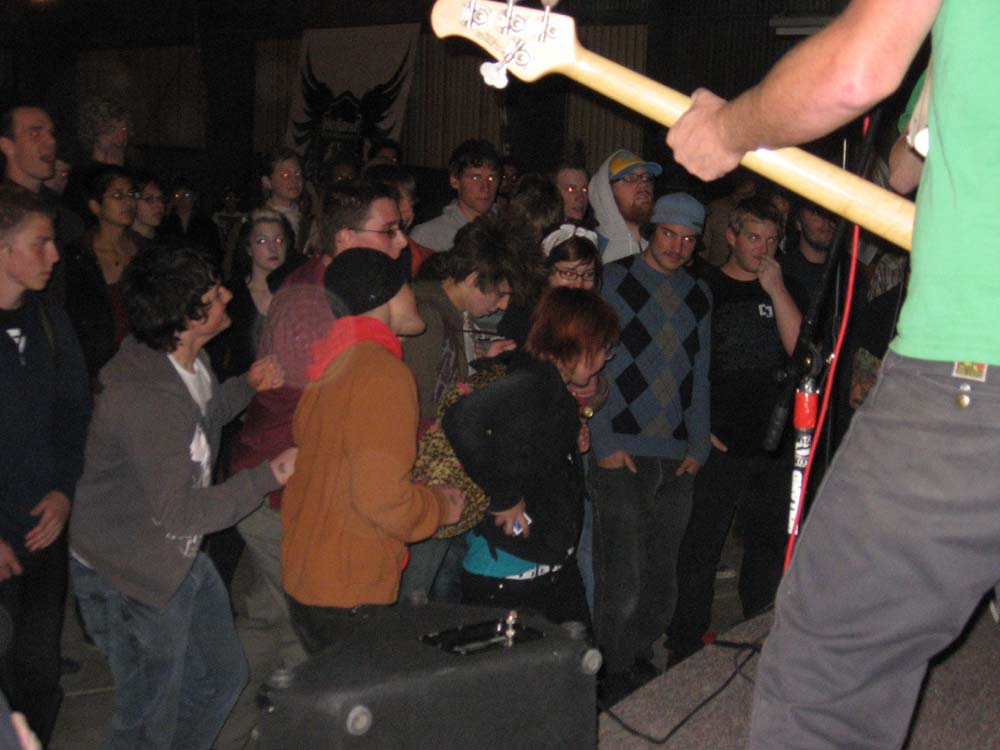 [crowd.JPG]