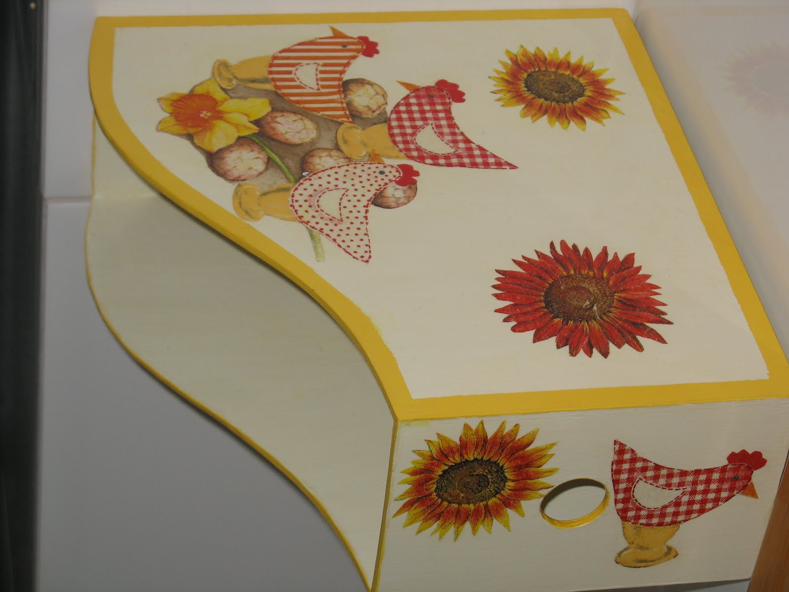 El baúl de Ana Belén: Archivador convertido en repisa para teléfono y