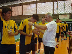 O coordenador Ricardo Ramos da UFRJ premia os atletas da Federal em Minas Gerais 2010