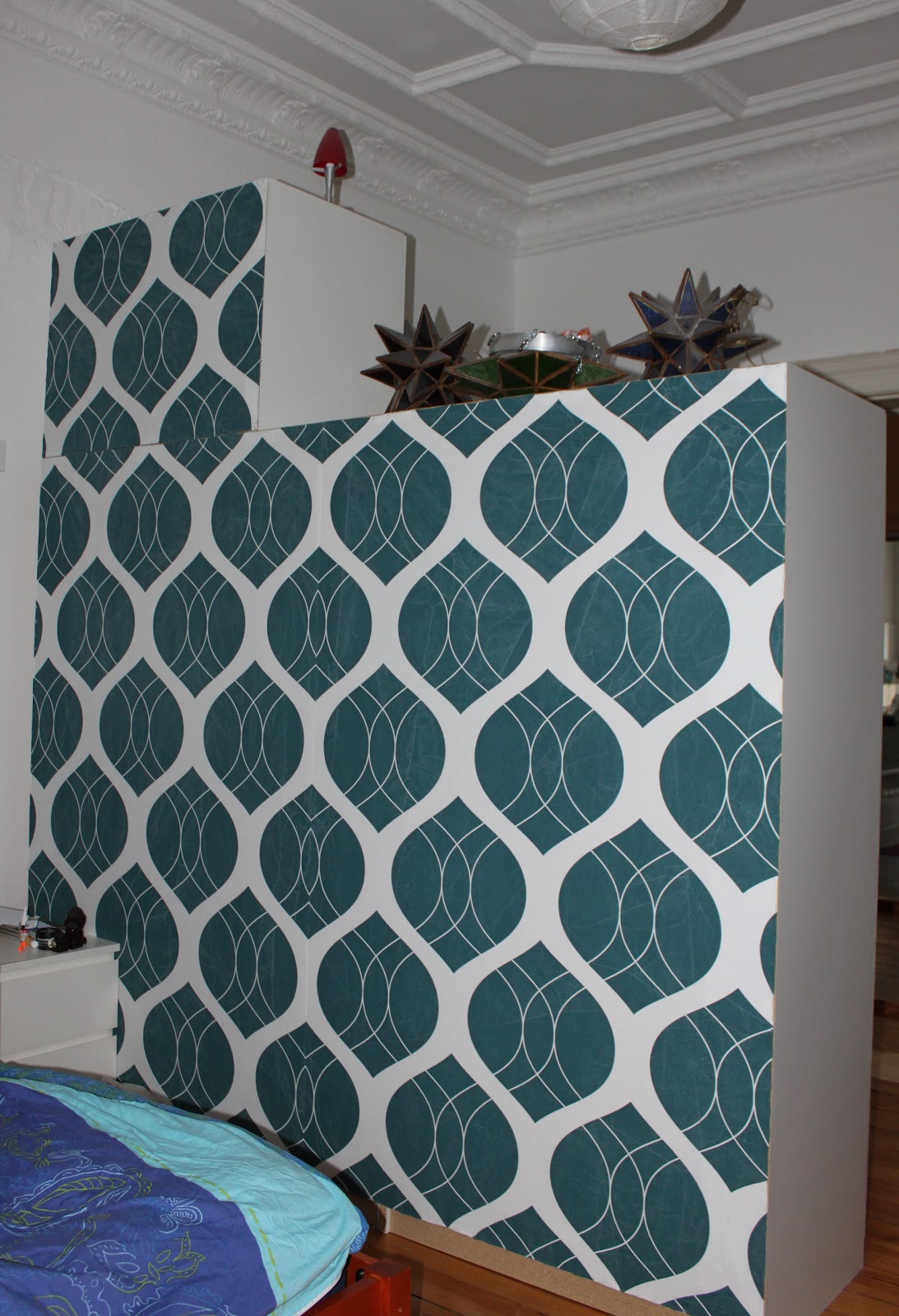 Liepham: Die Hinterwand vom Schrank ist endlich neu bezogen