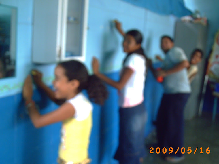 Alumnos de 6to grado "C" hacen mantenimiento a su salón de clase