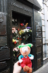 Ren and Plopsa in front of Evita's grave