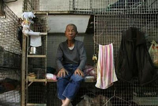 Imagens [Incríveis] Vivendo em gaiolas...  Man+In+Hong+Kong+Cage+3+Hong+Kong+Citizens+Are+Living+in+Cages..