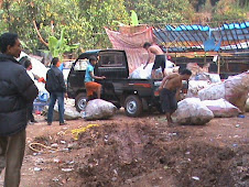 Bongkar Muat Sampah Plastik