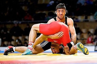 Funny-poses-wrestlers-08.jpg