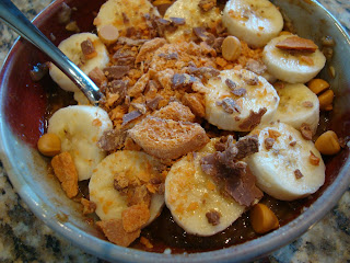 Butterfinger Oatmeal topped with sliced bananas and crushed up Butterfingers