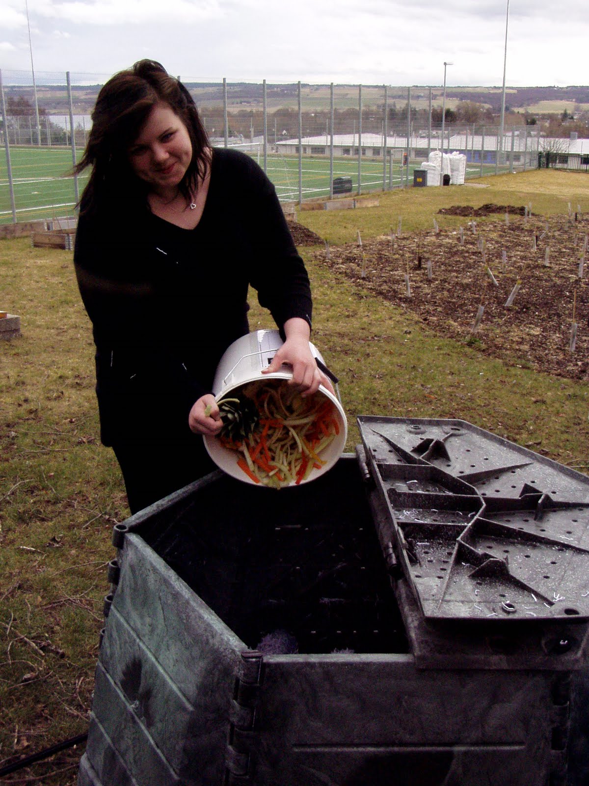 [ashleigh+first+compost+goes+in+17_3_10.JPG]