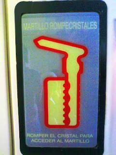 Martillo rompecristales: romper el cristal para acceder al martillo