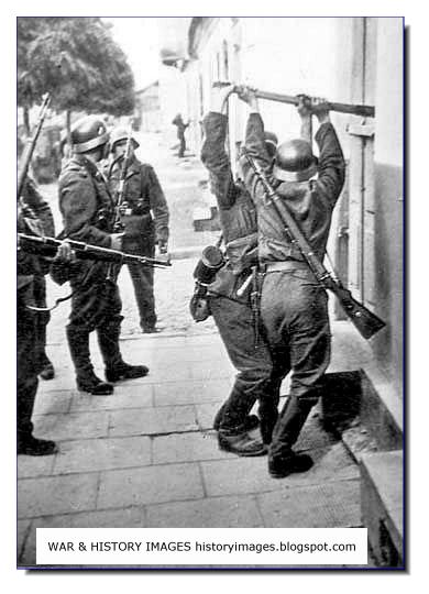 german-soldiers-break-into-house-in-warsaw-germany-invades-poland-1939-ww2.jpg